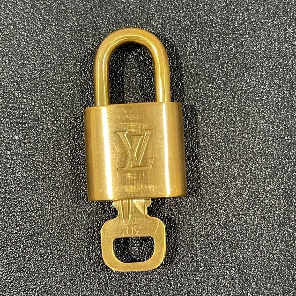 Louis Vuitton Lock & Key #301 (JB1267)